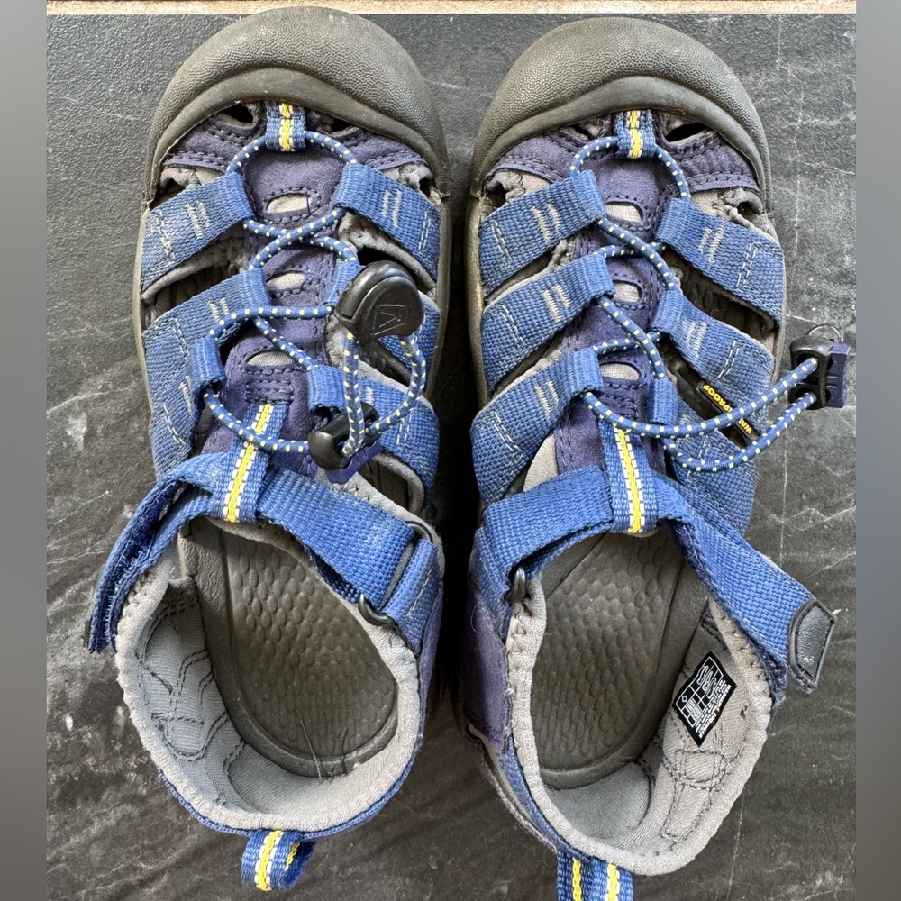 Kids KEEN candles in navy